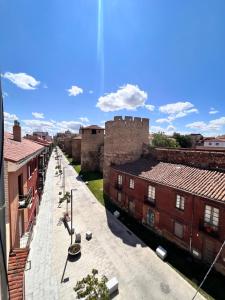 - une vue sur une rue d'une ville avec des bâtiments dans l'établissement Apartamento La Muralla - leonapartamentos, à León