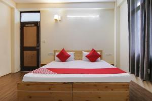 سرير أو أسرّة في غرفة في Super OYO Flagship Joy & Stick