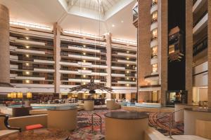 een lobby van een hotel met een groot gebouw bij Embassy Suites by Hilton Orlando International Drive ICON Park in Orlando