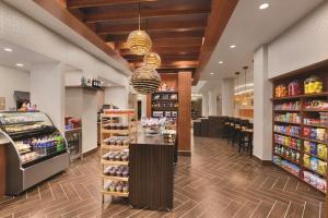 un pasillo de una tienda de comestibles con caja registradora y una tienda de comestibles con comida en Embassy Suites by Hilton Orlando International Drive ICON Park, en Orlando