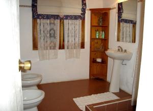 un baño con inodoro y lavabo en Estancia Aguila Blanca, en Polanco