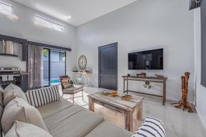 a living room with a couch and a table at Casamar Villa's in Uvita