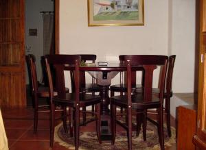 una mesa de comedor con 4 sillas alrededor en Estancia Aguila Blanca, en Polanco 16 fotos más