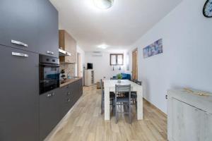 a kitchen and dining room with a table and chairs at Soi e Mari in Càbras