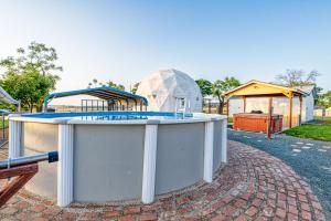 einen Spielplatz mit Iglu in einem Park in der Unterkunft The Marysville Dome - Grannie House in Marysville