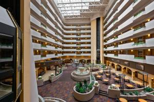 カンザスシティにあるEmbassy Suites by Hilton Kansas City International Airportのホテルのロビーを望めます。