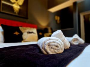una habitación de hotel con toallas en una cama en The Hamilton - The Studio luxury holiday let's en Scorton