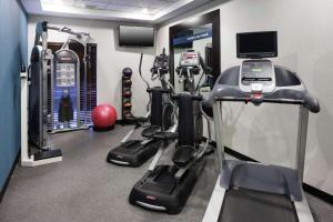 um ginásio com máquinas e uma passadeira em Hampton Inn & Suites Miami-Doral Dolphin Mall em Miami