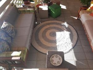 una vista aérea de un patio con un diseño en espiral en Quartos Aconchegantes prox Pelourinho, Metrô e Arena F Nova, en Salvador
