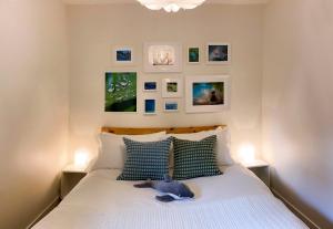 1 dormitorio con 1 cama con cuadros en la pared en Le Camp Caché Shefford, en Shefford