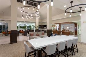 uma grande sala de jantar com uma mesa branca e cadeiras em Hilton Garden Inn Minneapolis/Bloomington em Bloomington
