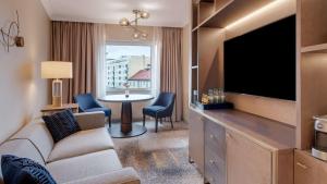 TV a/nebo společenská místnost v ubytování Hilton Munich City