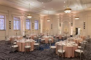 um salão de baile com mesas e cadeiras num quarto em Hilton New Orleans / St. Charles Avenue em Nova Orleans