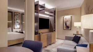 TV a/nebo společenská místnost v ubytování Hilton Munich City