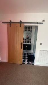 um quarto com uma porta e um quarto com um espelho em large room with garden area with direct access onto beach em Fife