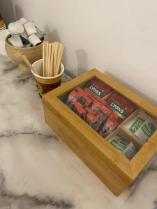 une boîte en bois remplie de produits sur un comptoir dans l'établissement Valentia Skellig Rooms, à Île de Valentia