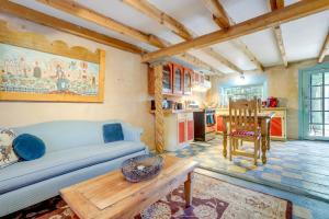 ein Wohnzimmer mit einem Sofa und einem Tisch in der Unterkunft Beautiful Española Retreat with Patio! in Espanola