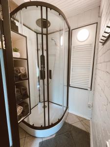 y baño con ducha y mampara de cristal. en HYTTE - Cozy Stay For Families & Friends, 