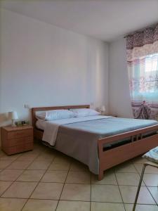 sypialnia z łóżkiem i oknem w obiekcie Appartamento Solaris 200 m dal mare w mieście San Salvo