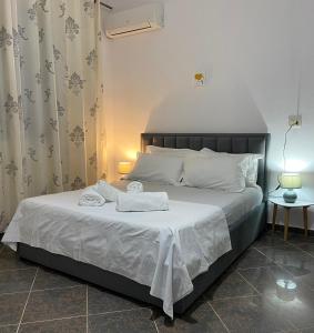 - une chambre avec un lit et 2 serviettes dans l'établissement Cosy, private apartment in a family villa, à Tirana