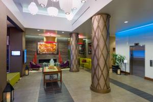 eine Lobby eines Hotels mit Warteraum in der Unterkunft Hilton Garden Inn New York Manhattan Midtown East in New York