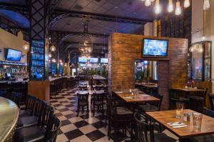 une salle à manger avec des tables et des chaises dans un restaurant dans l'établissement Hilton Garden Inn New York/Tribeca, à New York