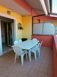 einen Tagungsraum mit einem Tisch und Stühlen in der Unterkunft Appartamento Solaris 200 m dal mare in San Salvo