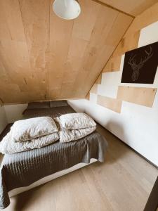 a bedroom with a bed and a wooden ceiling at HYTTE - Cozy Stay For Families & Friends 
