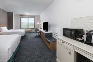 um quarto de hotel com duas camas e uma televisão de ecrã plano em Hilton Garden Inn Oakland/San Leandro em San Leandro