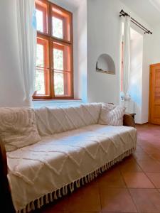 białą kanapę w pokoju z oknem w obiekcie Apartmány Stará Prádelna w mieście Nový Dvŭr