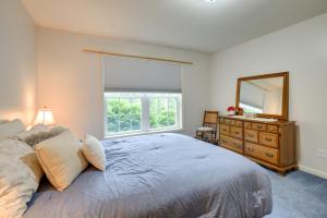 sypialnia z łóżkiem, lustrem i komodą w obiekcie Cozy Campton Retreat about 10 Mi to Ski Resort! w mieście Campton