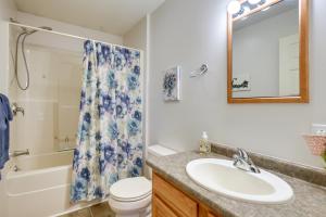 Ένα μπάνιο στο Cozy Campton Home 10 Mi to Tenney Mountain Resort +20 φωτογραφίες