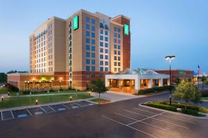 een weergave van een hotel met een parkeerplaats bij Embassy Suites by Hilton Norman Hotel & Conference Center in Norman