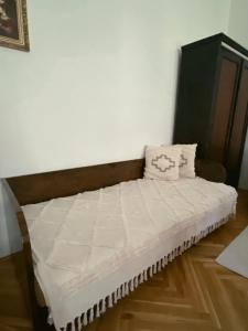 łóżko w pokoju z białym materacem w obiekcie Apartmány Stará Prádelna w mieście Nový Dvŭr