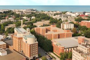 een luchtzicht op de universiteit van buffelgebouwen bij Hilton Orrington/Evanston in Evanston