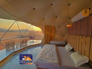een slaapkamer met een tent met uitzicht op de woestijn bij Nael Bedouin camp in Wadi Rum