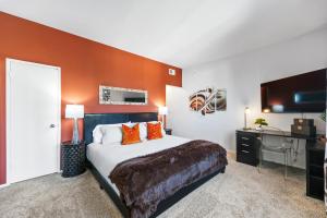 Un pat sau paturi într-o cameră la Beverly Hills 2 bed 2 bath Penthouse with Den and Parking 414