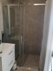 y baño con ducha y puerta de cristal. en Chez Mélanie, en Marsella
