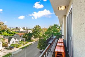 einen Balkon mit Bänken und Straßenblick in der Unterkunft Beverly Hills 2 bed 2 bath Penthouse with Den and Parking 414 in Los Angeles