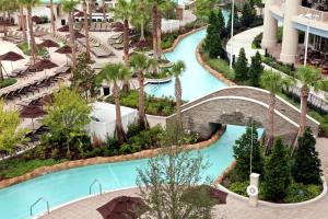 een luchtzicht op het zwembad van het resort bij Signia by Hilton Orlando Bonnet Creek in Orlando