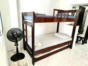 two bunk beds in a room with a fan at Apartaestudio para 5 personas en el centro Pereira in Pereira