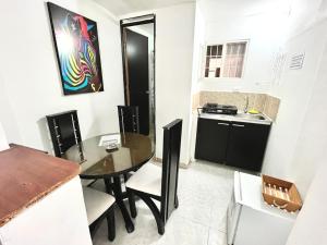 a small kitchen with a table and chairs in a room at Apartaestudio para 5 personas en el centro Pereira in Pereira