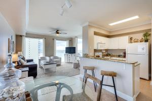 Il comprend une cuisine et un salon avec une table et des chaises. dans l'établissement Panama City Beach Condo Balcony with Ocean Views!, à Panama City Beach