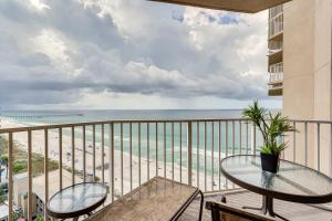 - un balcon avec une table et des chaises et la plage dans l'établissement Panama City Beach Condo Balcony with Ocean Views!, à Panama City Beach