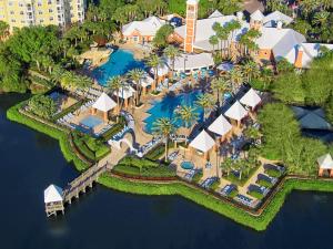 uma vista aérea de um resort com uma piscina em Hilton Grand Vacations Club SeaWorld Orlando em Orlando
