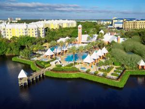 uma vista aérea de um resort com piscina e edifícios em Hilton Grand Vacations Club SeaWorld Orlando em Orlando