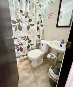 a bathroom with a toilet and a sink at Apartaestudio para 5 personas en el centro Pereira in Pereira
