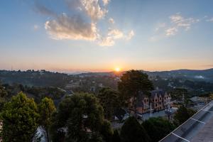 a view of a city at sunset at Wanderlust Experience Hotel BW Signature Collection OFICIAL in Campos do Jordão +132 photos