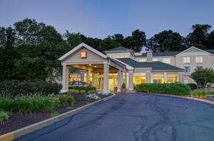 uma casa com um sinal na frente dela em Hilton Garden Inn Norwalk em Norwalk