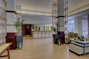 um lobby com plantas no meio de um edifício em Hilton Garden Inn Norwalk em Norwalk